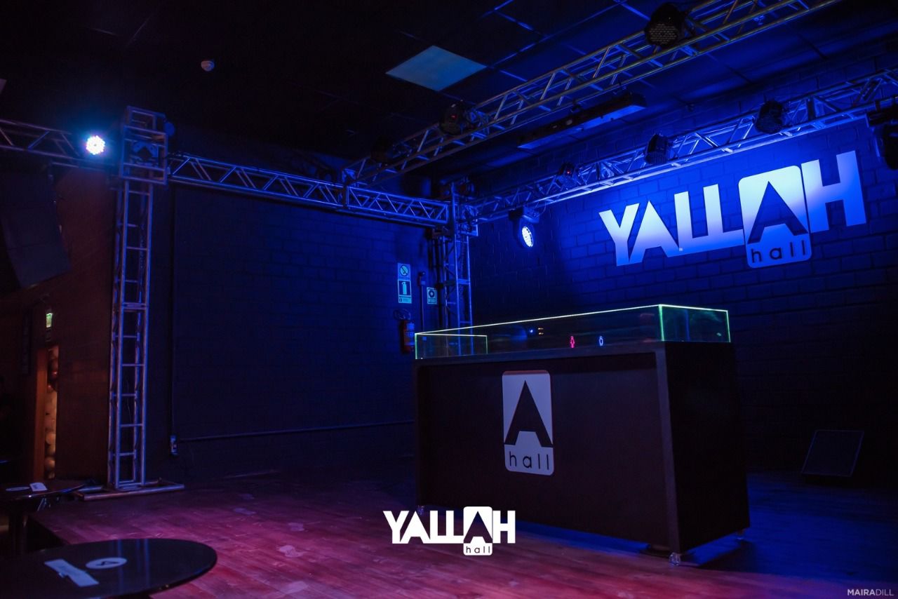 Palco e cabine de som do Yallah Hall