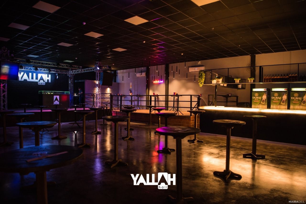 Ambiente com iluminação neon do Yallah Hall